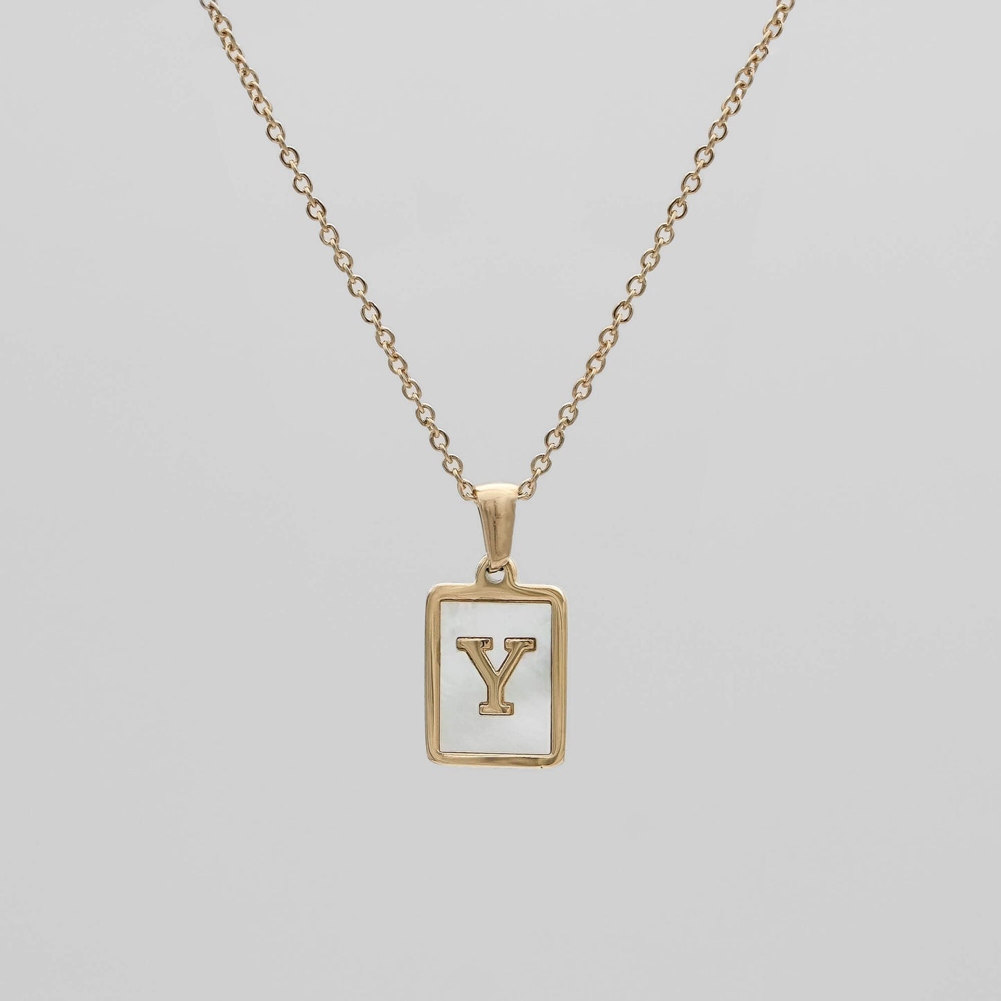 Carmel – Collar Letra Cuadrada en Acero Titanio