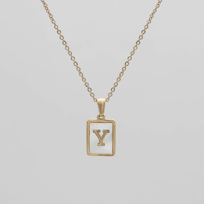 Carmel – Collar Letra Cuadrada en Acero Titanio