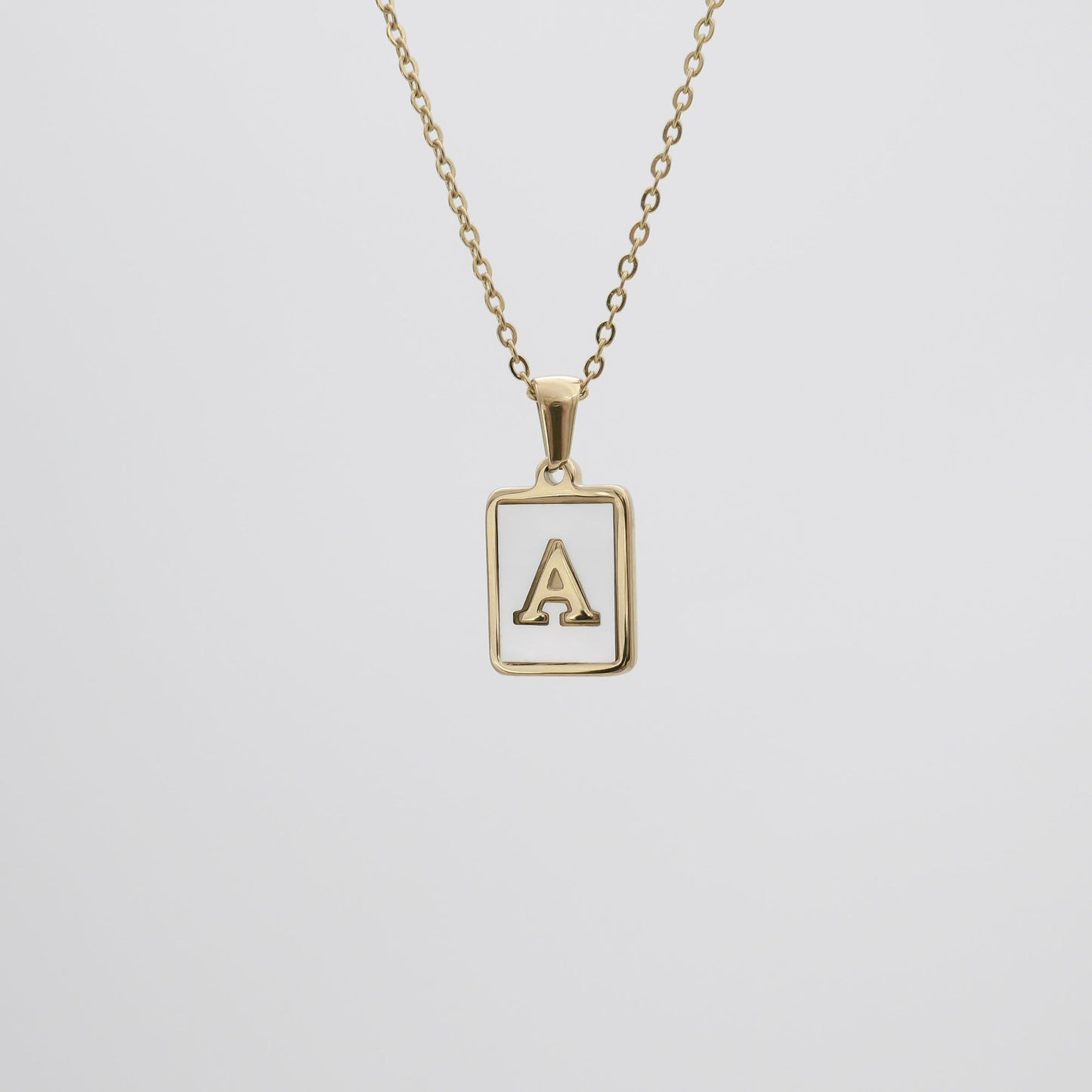 Carmel – Collar Letra Cuadrada en Acero Titanio