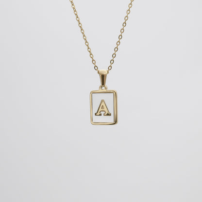 Carmel – Collar Letra Cuadrada en Acero Titanio