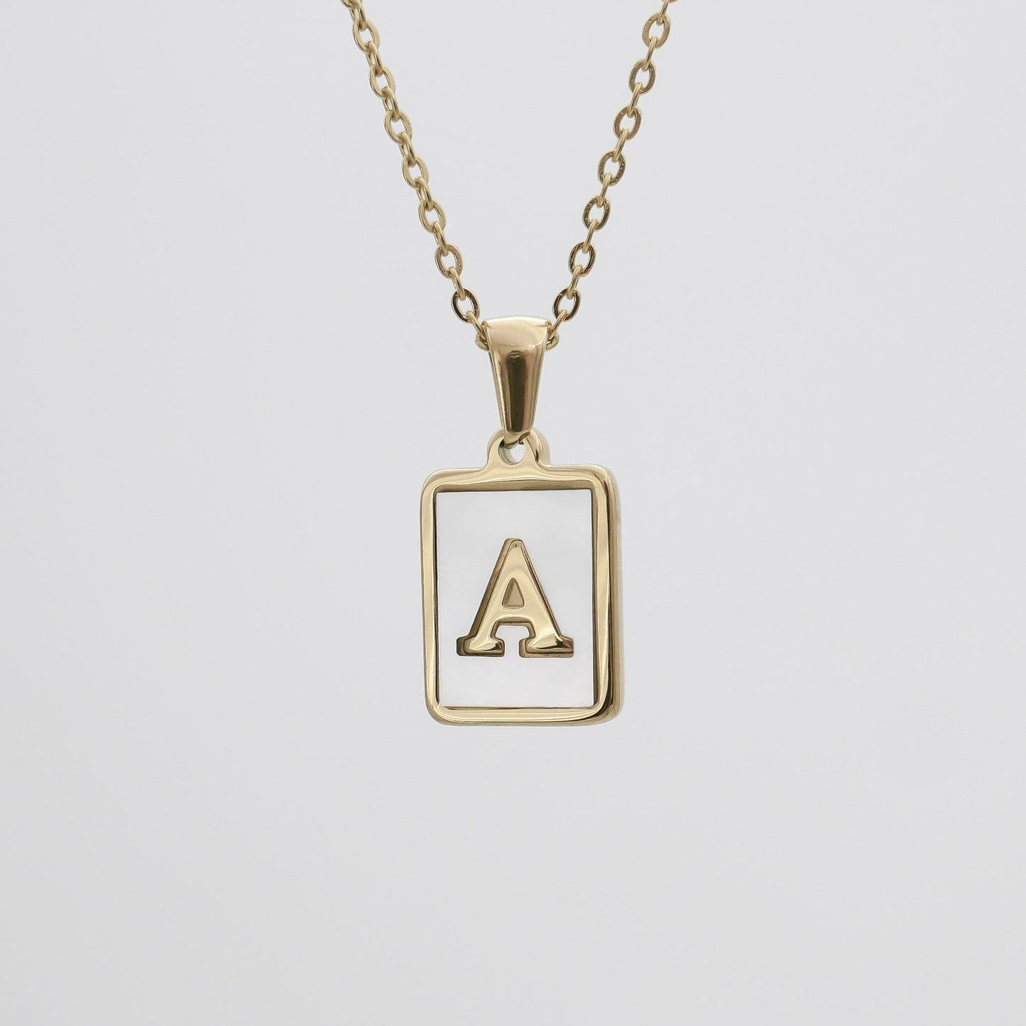 Carmel – Collar Letra Cuadrada en Acero Titanio