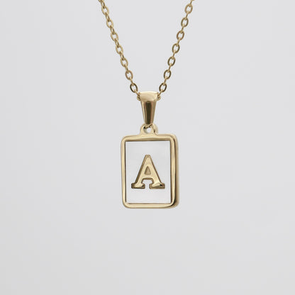Carmel – Collar Letra Cuadrada en Acero Titanio