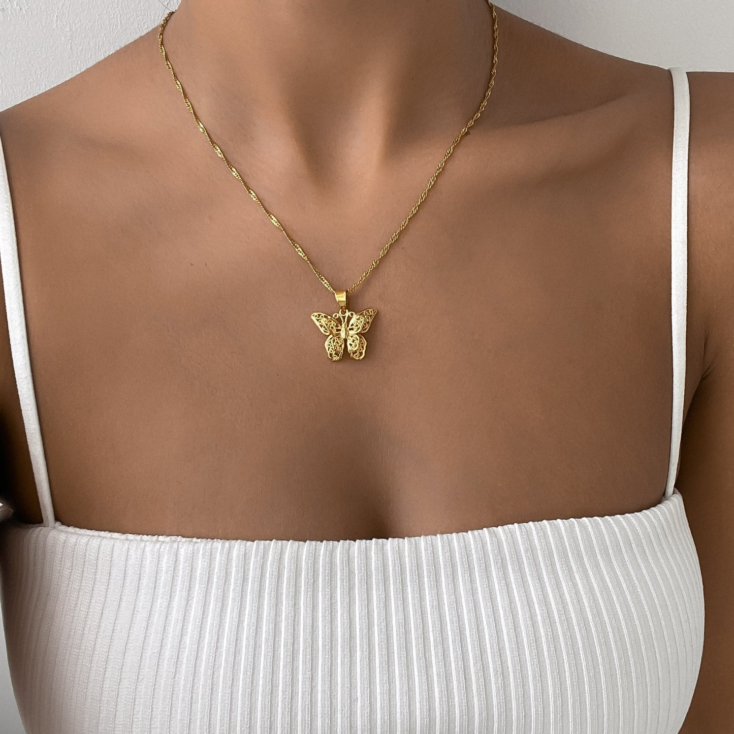 Amy – Collar Mariposa Recortada Dorada