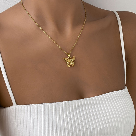 Amy – Collar Mariposa Recortada Dorada