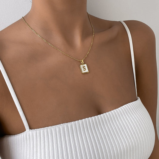 Carmel – Collar Letra Cuadrada en Acero Titanio