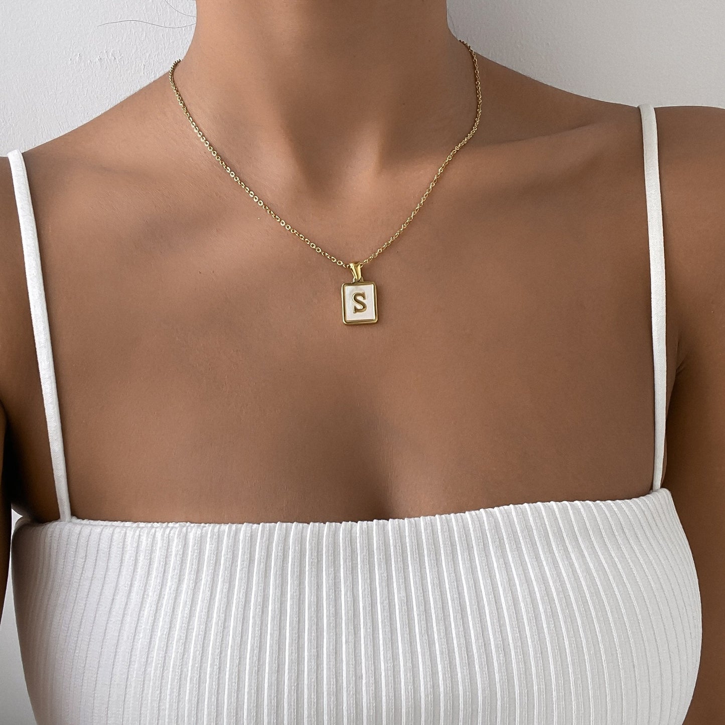 Carmel – Collar Letra Cuadrada en Acero Titanio