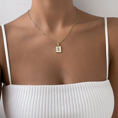 Carmel – Collar Letra Cuadrada en Acero Titanio