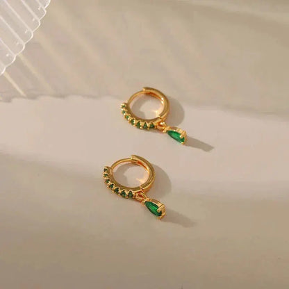 Amara – Pendientes Dorados con Esmeralda y Circonia