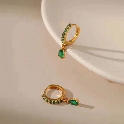 Amara – Pendientes Dorados con Esmeralda y Circonia