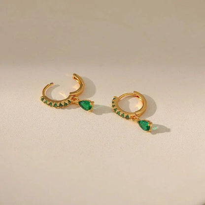 Amara – Pendientes Dorados con Esmeralda y Circonia
