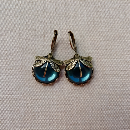 Elandra – Pendientes Esféricos de Libélula en Oro Antiguo
