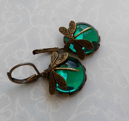 Elandra – Pendientes Esféricos de Libélula en Oro Antiguo