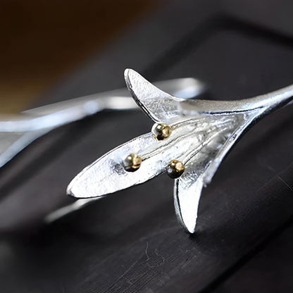 Amara – Pendientes Flor Delicada en Plata