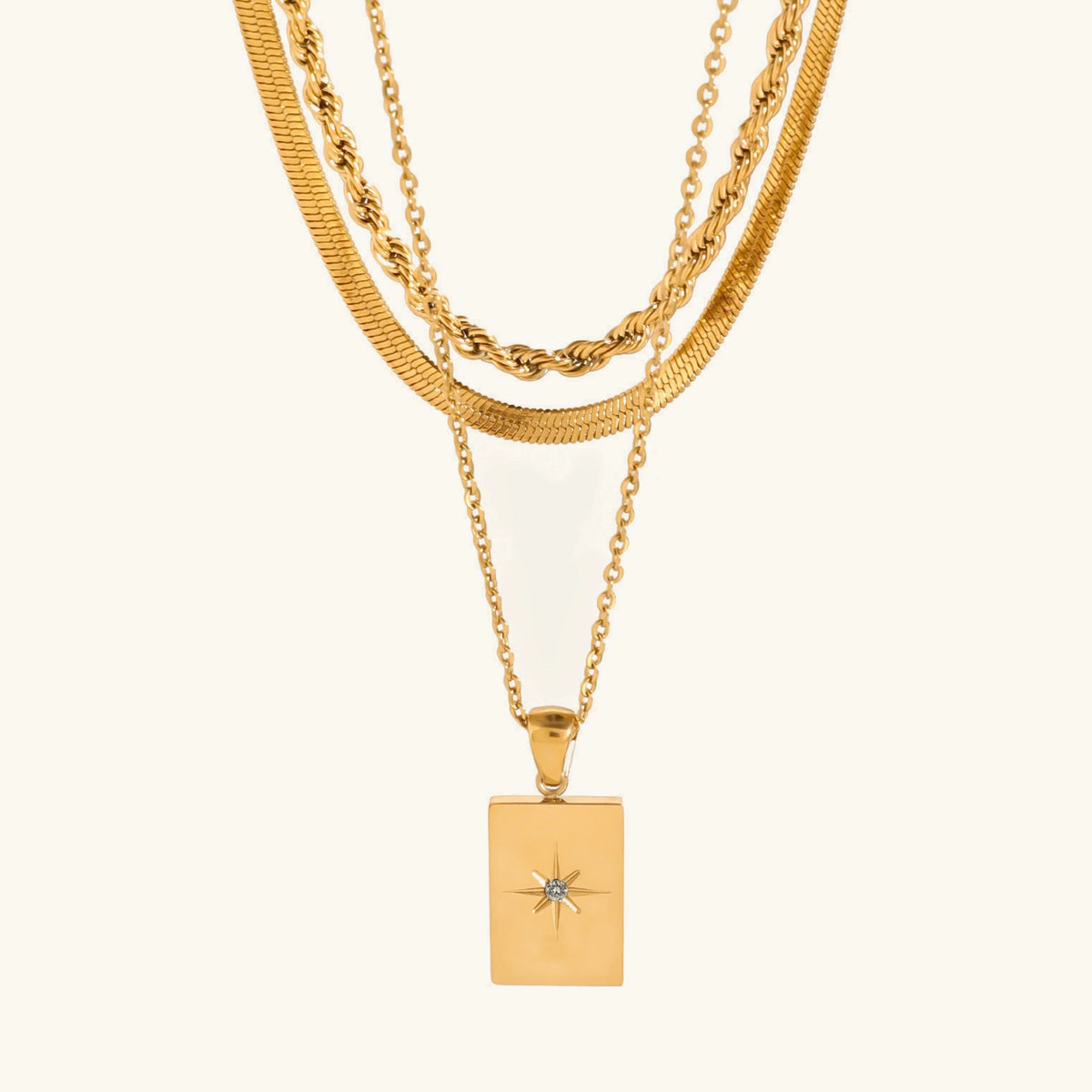 Collar Mujer Multicapa con Tres Cadenas Finas y Acentos de Piedra