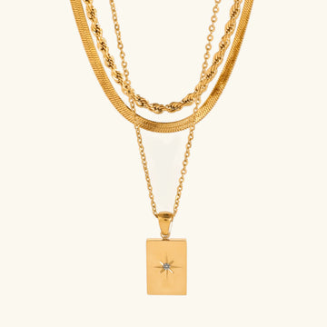 Collar Mujer Multicapa con Tres Cadenas Finas y Acentos de Piedra