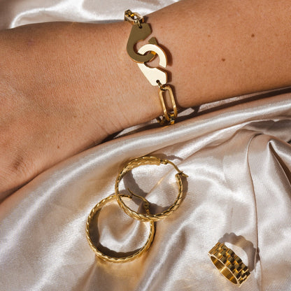 Cassandre – Aretes Trenzadas Bañadas en Oro 18K