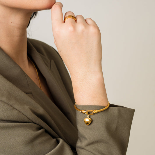 Sophie – Brazalete Ornado de un Colgante Corazón Dorado
