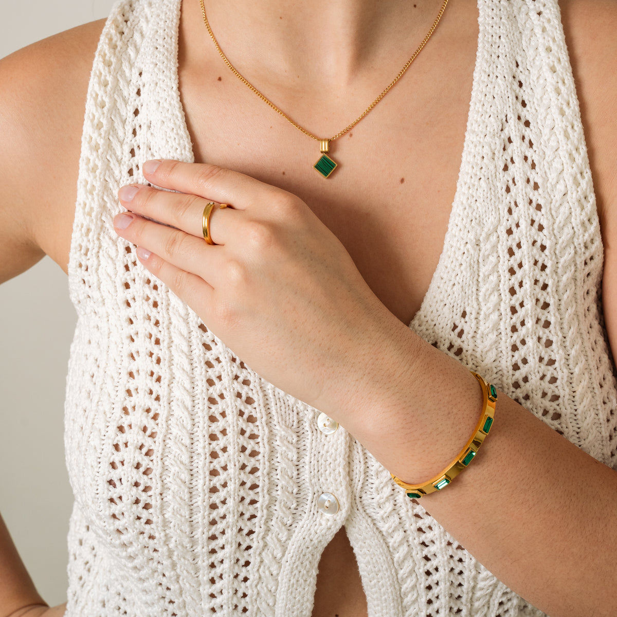 Kezz – Pulsera Piedra Cúbica Dorada/Verde