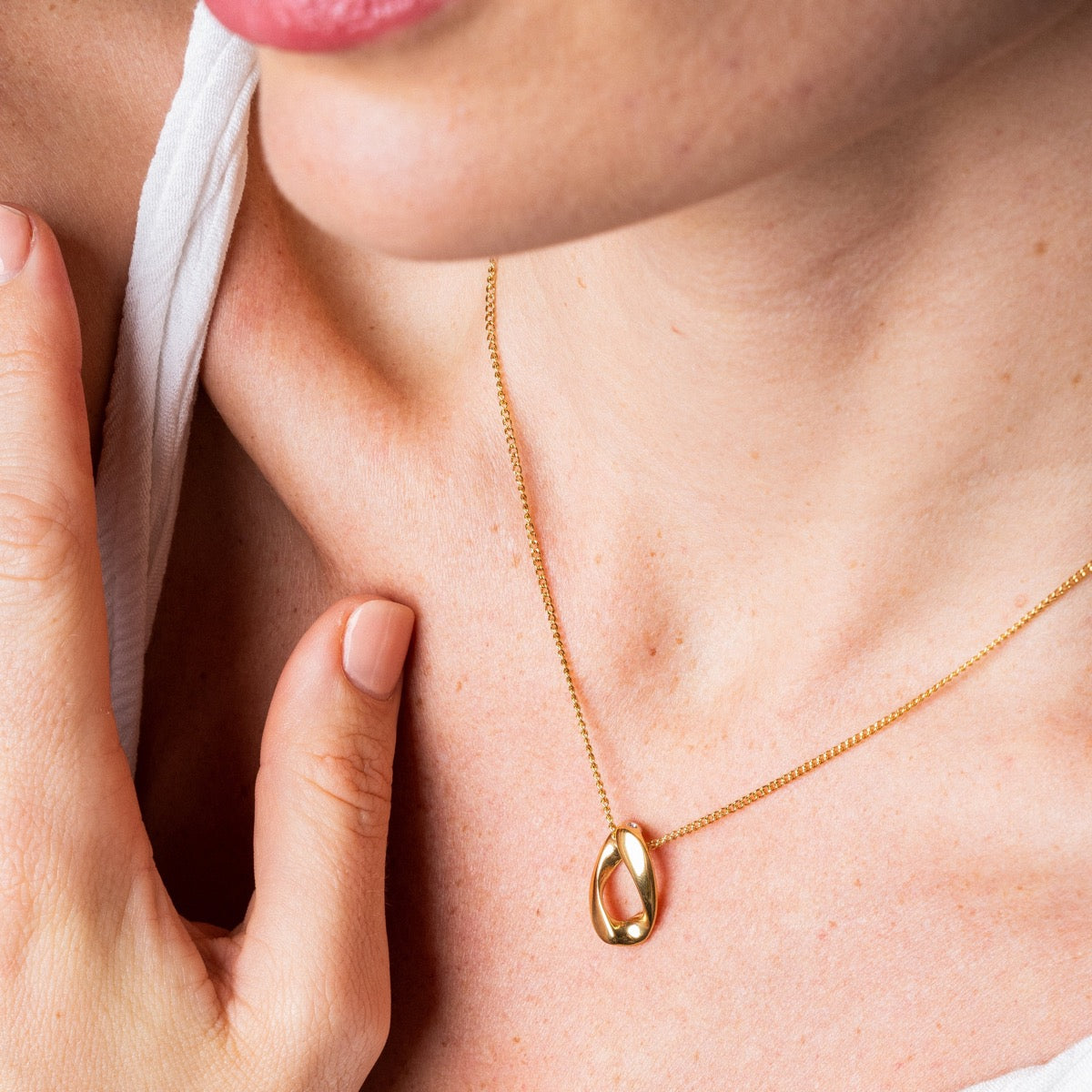 Pyroni – Collar Colgante Dorado
