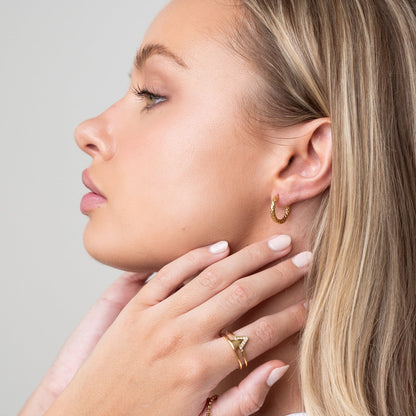 Kelly – Aretes Huggie Texturizadas