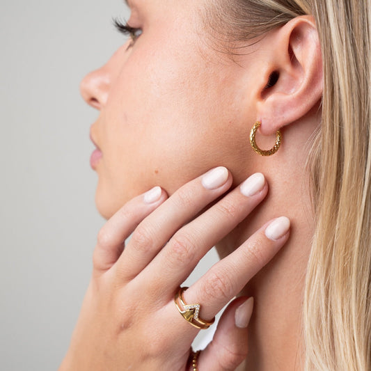 Kelly – Aretes Huggie Texturizadas