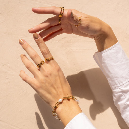Marelyn – Pulsera Cadena Nudo y Perla Dorada