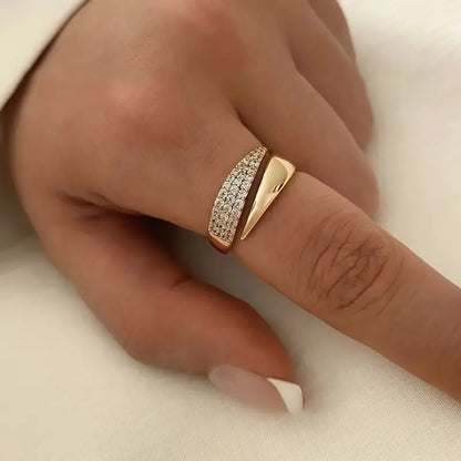 Emiko – Anillo Oro Amarillo con Piedras Luminosas