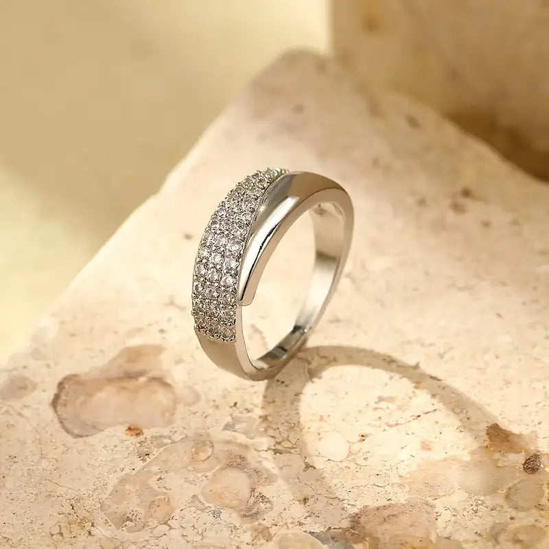 Emiko – Anillo Oro Amarillo con Piedras Luminosas