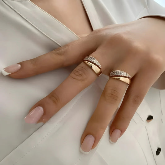 Emiko – Anillo Oro Amarillo con Piedras Luminosas