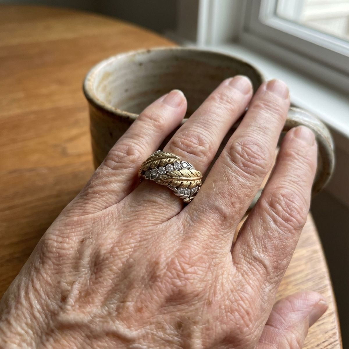 Anillo Ancho de Mujer con Relieve de Hoja y Acentos de Piedra en Varias Filas