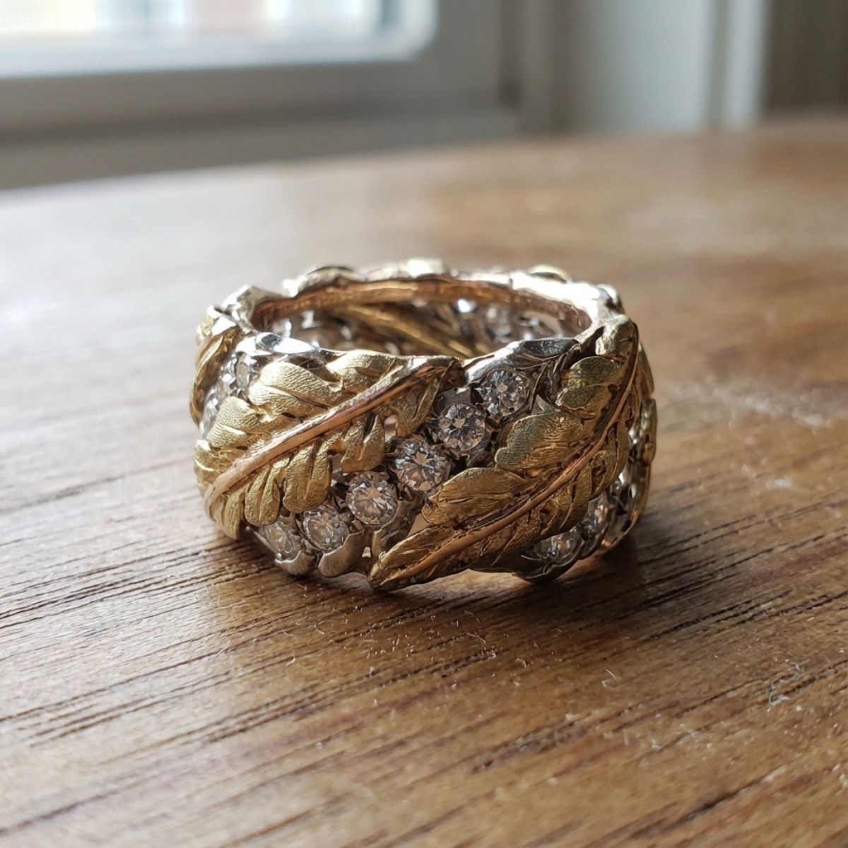 Anillo Ancho de Mujer con Relieve de Hoja y Acentos de Piedra en Varias Filas