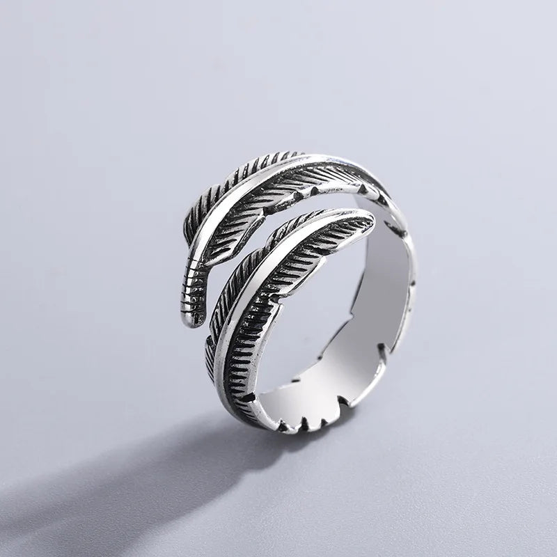 Reika – Anillo Retro Negro con Pluma Abierta