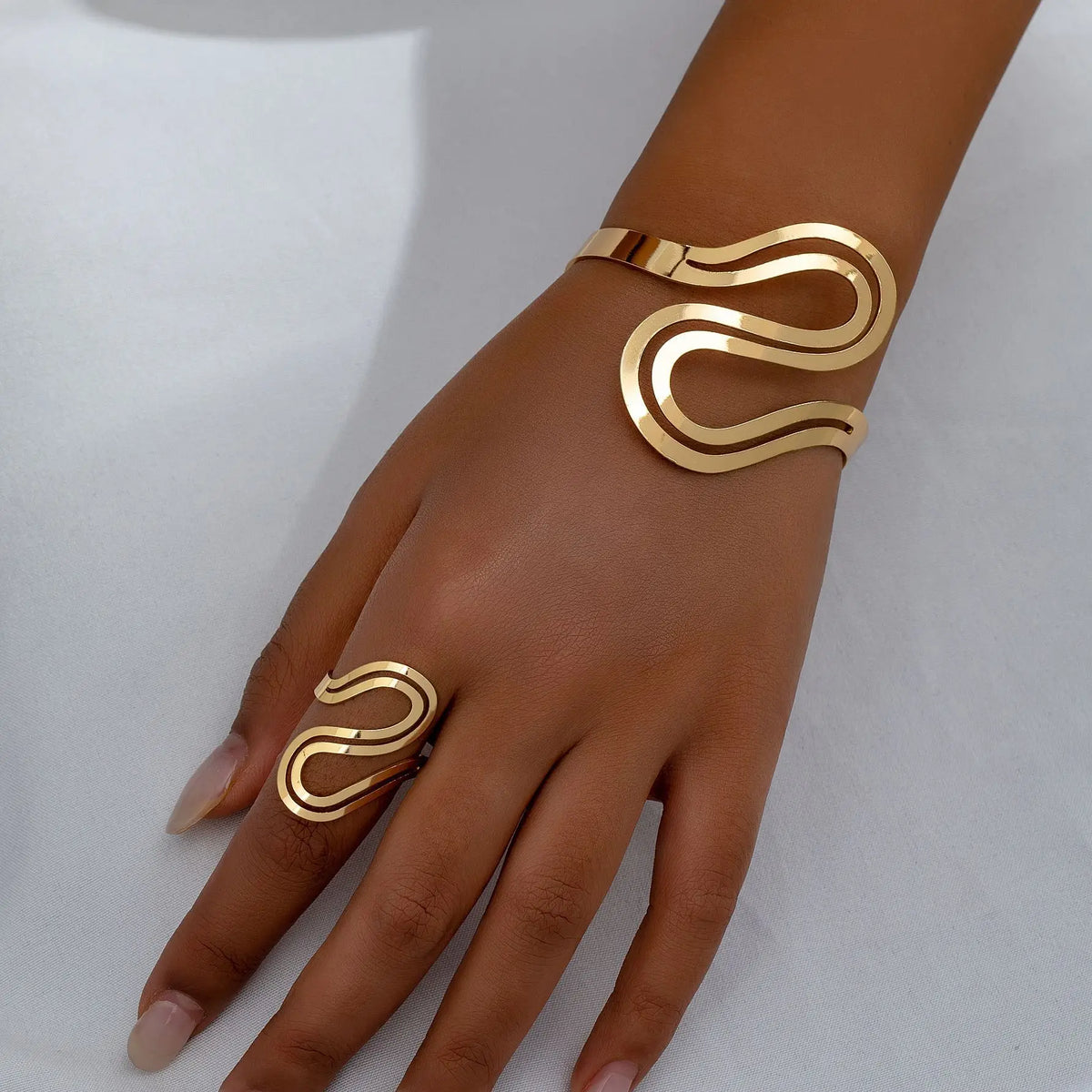 Conjunto de pulsera ajustable y anillo para mujeres con diseño moderno de remolino