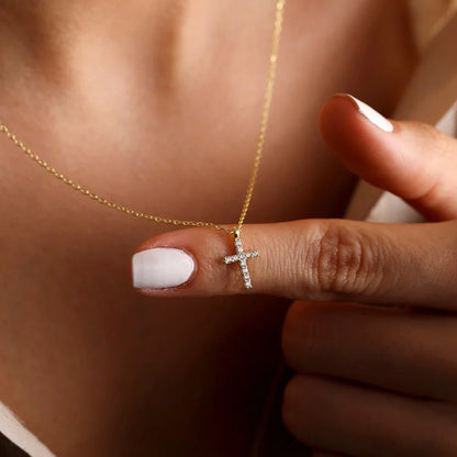 Zara – Collar con Cruz de Diamantes