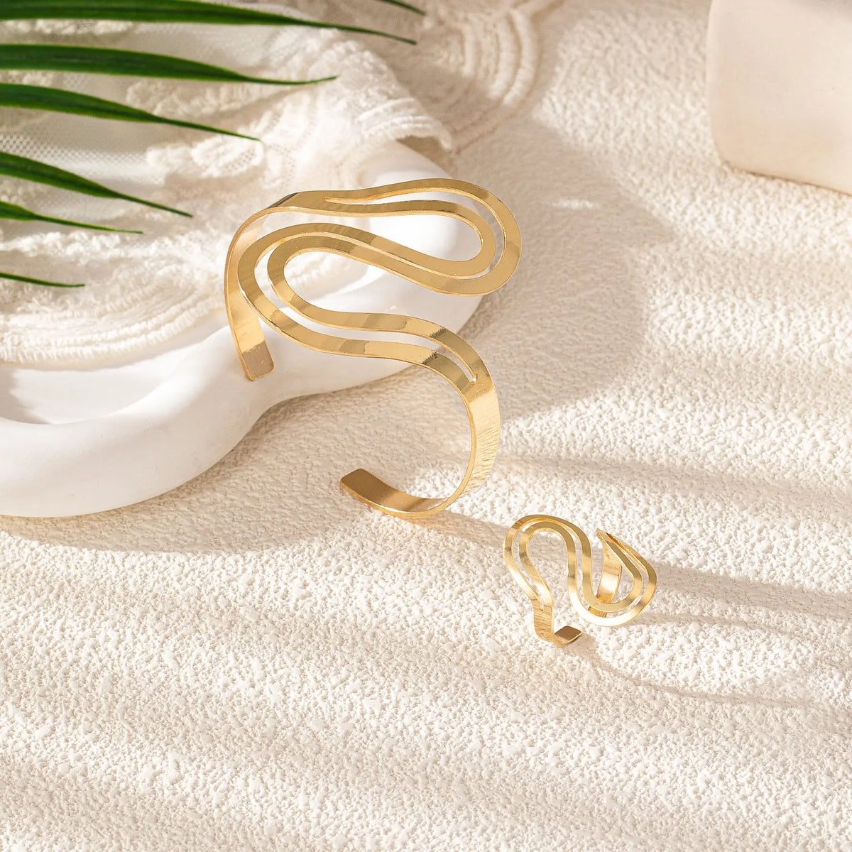 Conjunto de pulsera ajustable y anillo para mujeres con diseño moderno de remolino