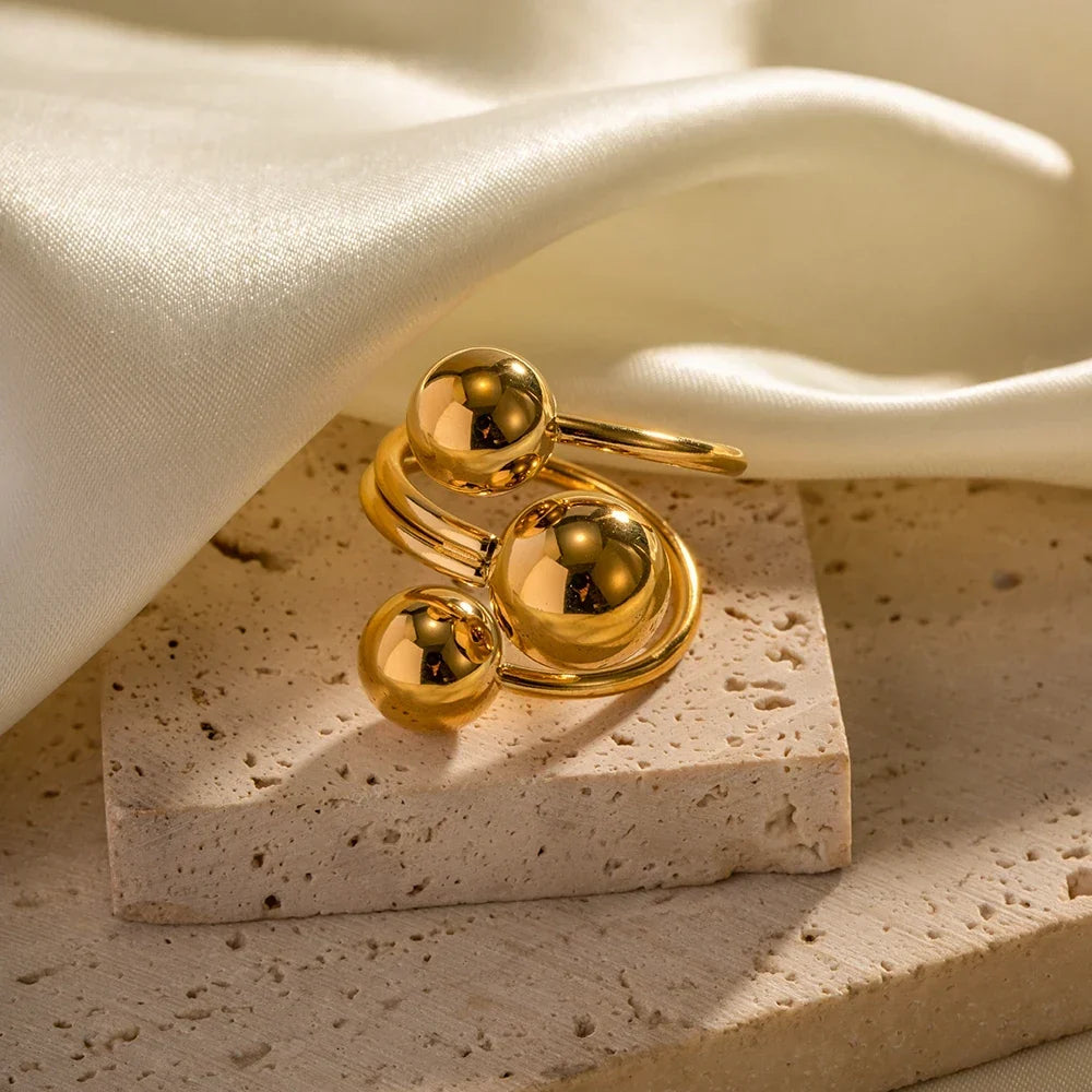 Anillo abierto ajustable para mujeres con diseño de tres esferas y estructura multibanda