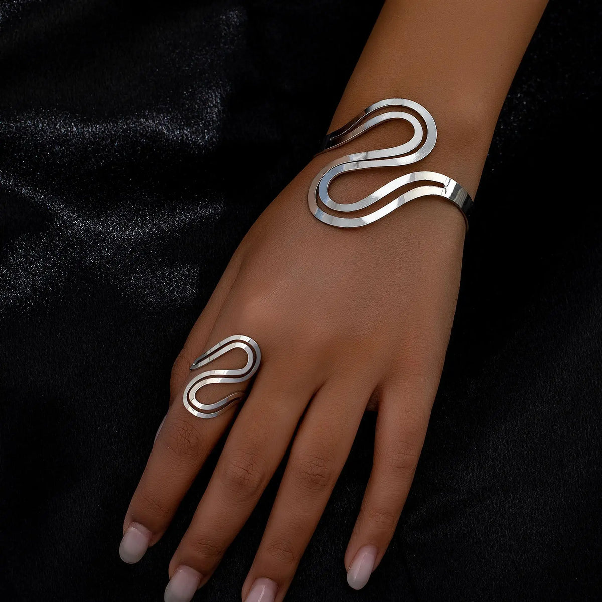 Conjunto de pulsera ajustable y anillo para mujeres con diseño moderno de remolino
