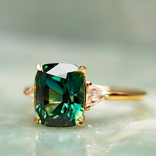 Emerie – Anillo de Circonita Verde en Oro