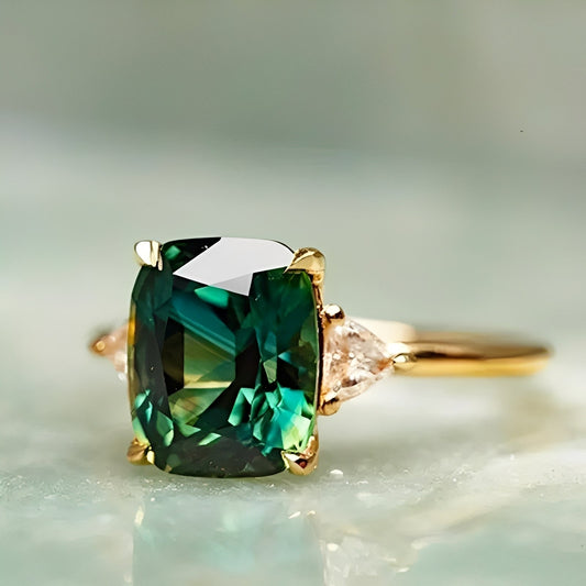 Sophie – Anillo Elegante en Esmeralda Cuadrada