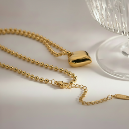 Amelia – Collar Corazón Dorado Elegante