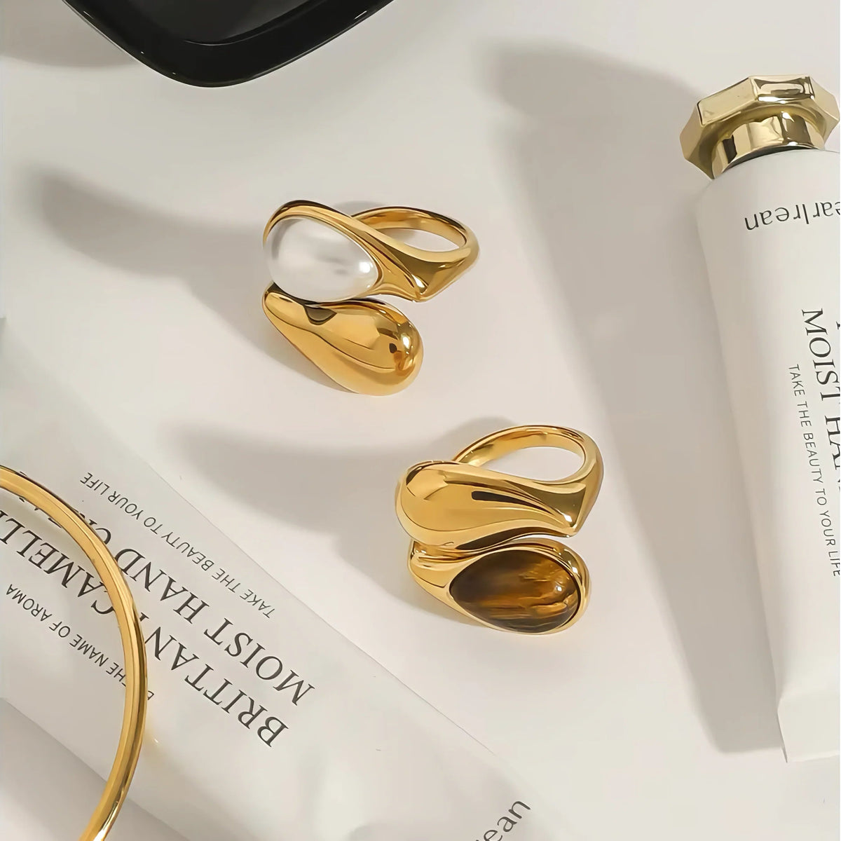 Dama Anillo de Declaración Ajustable con Diseño Esculpido y Elemento de Joyería Central