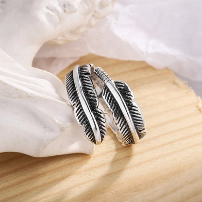Reika – Anillo Retro Negro con Pluma Abierta