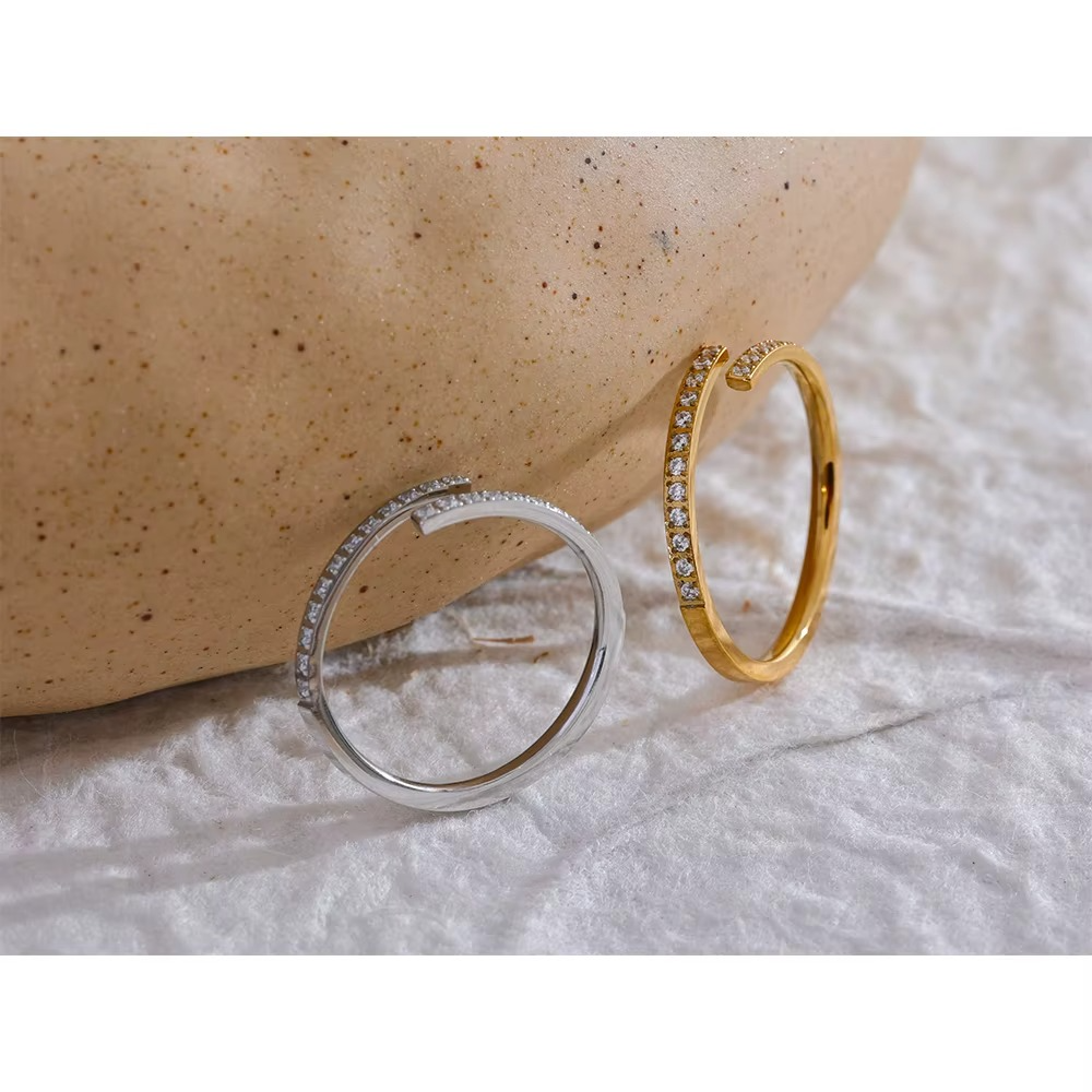 Elina – Anillo Geométrico con Circón Incrustado