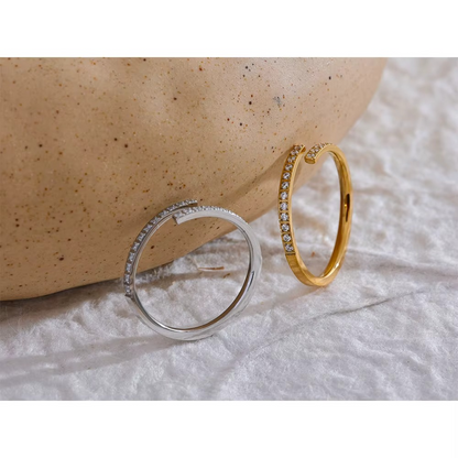 Elina – Anillo Geométrico con Circón Incrustado