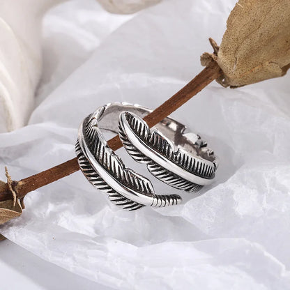Reika – Anillo Retro Negro con Pluma Abierta