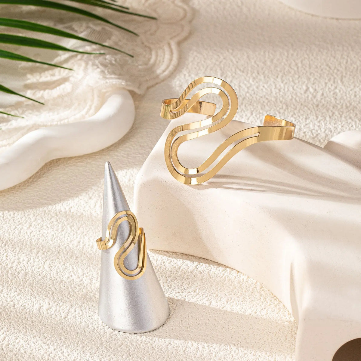 Conjunto de pulsera ajustable y anillo para mujeres con diseño moderno de remolino