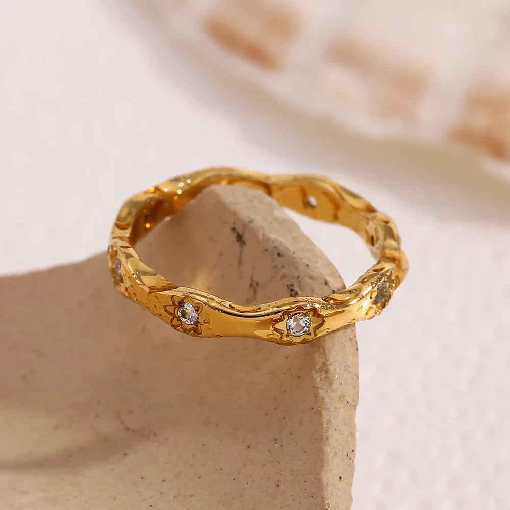 Auriel – Anillo Estrella de Ocho Puntas Ondulado Dorado