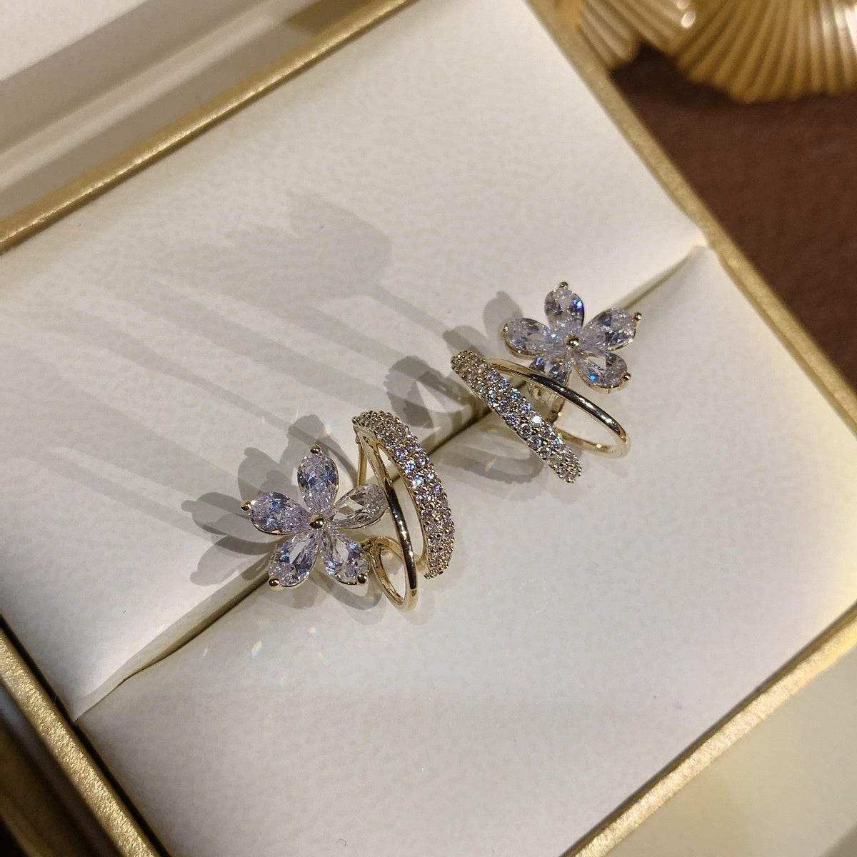 Pendientes de Declaración para Mujeres con Motivo Floral y Diseño de Anillo Doble