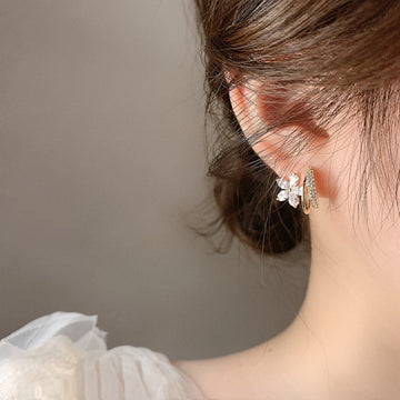 Pendientes de Declaración para Mujeres con Motivo Floral y Diseño de Anillo Doble