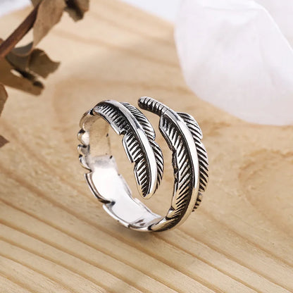 Reika – Anillo Retro Negro con Pluma Abierta